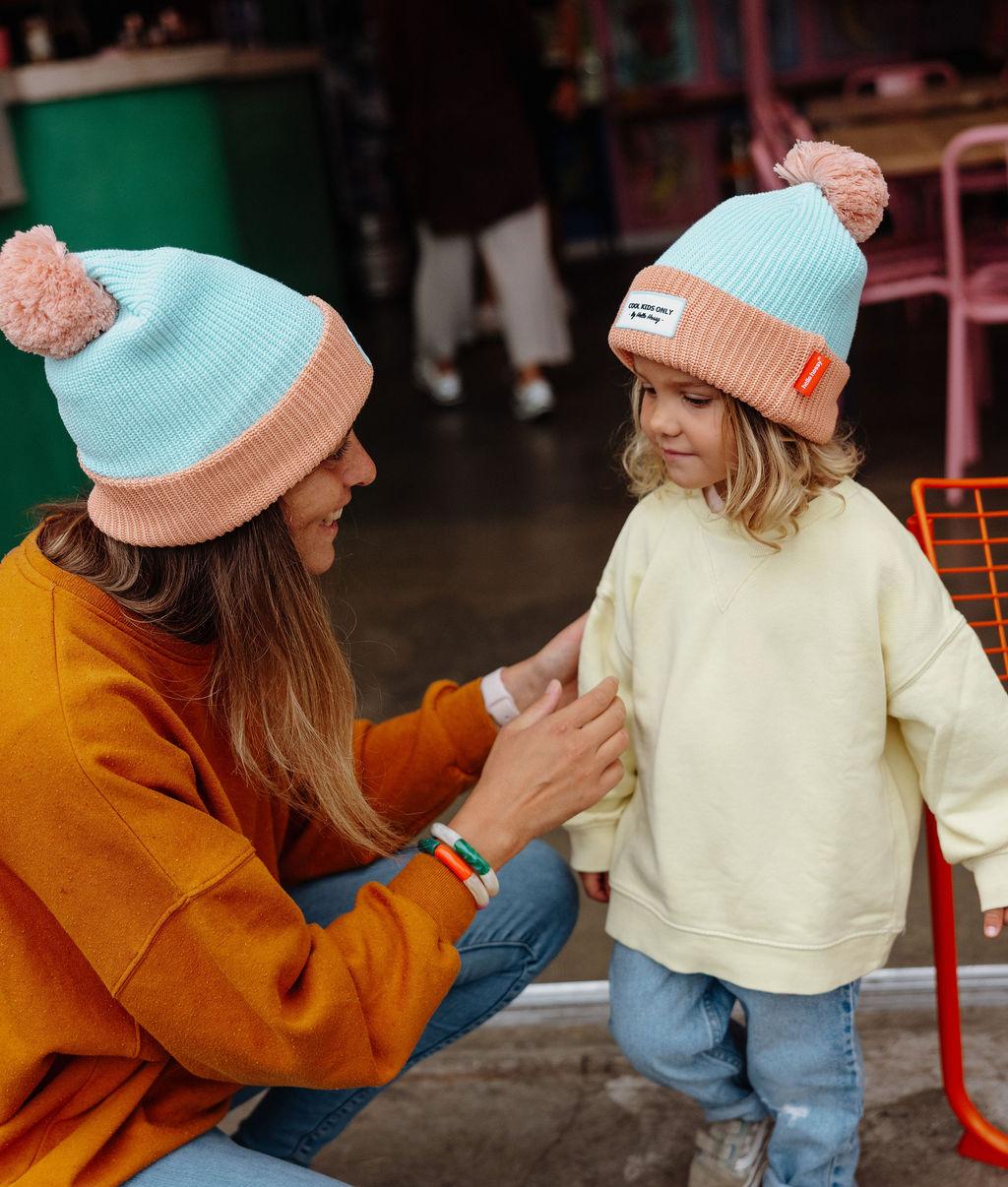 Duo mãe-filha a usar o gorro com pompom Color Block Candy – vista de 3/4 – foto lifestyle – Hello Hossy