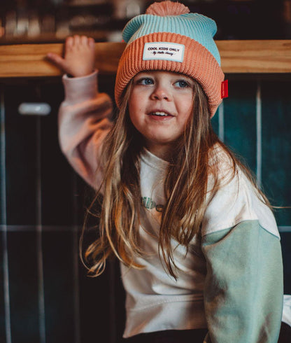 Menina com gorro com pompom Color Block Candy – look descontraído – Hello Hossy