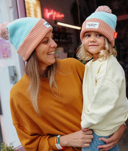 Gorro Color Block Candy usado em duo mãe-filha – fotografia lifestyle – Hello Hossy