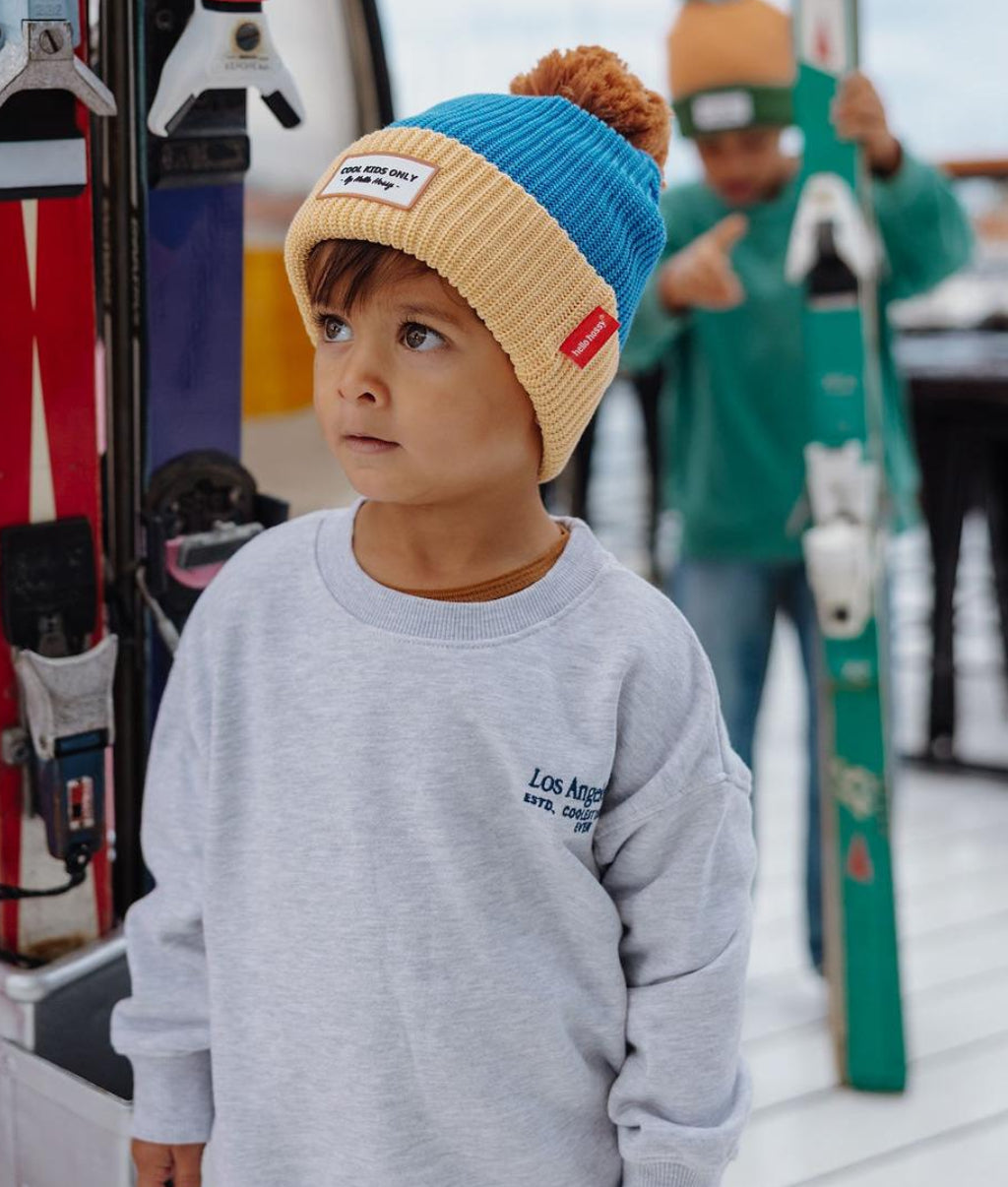 Gorro para criança azul e bege com pompom, forro polar Hello Hossy