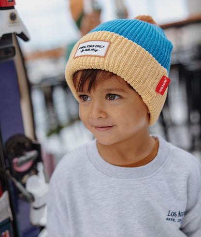 Gorro infantil azul e bege com forro polar e pompom Hello Hossy