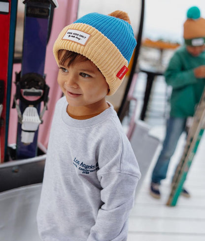 Gorro para criança azul e bege com pompom, forro polar Hello Hossy