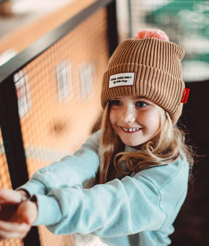 Gorro de malha Color Block Macaroon usado por uma menina – vista de 3/4 – foto lifestyle – Hello Hossy
