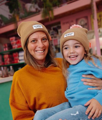 Gorro com pompom Color Block Macaroon usado por uma mãe e a sua família – foto lifestyle – Hello Hossy