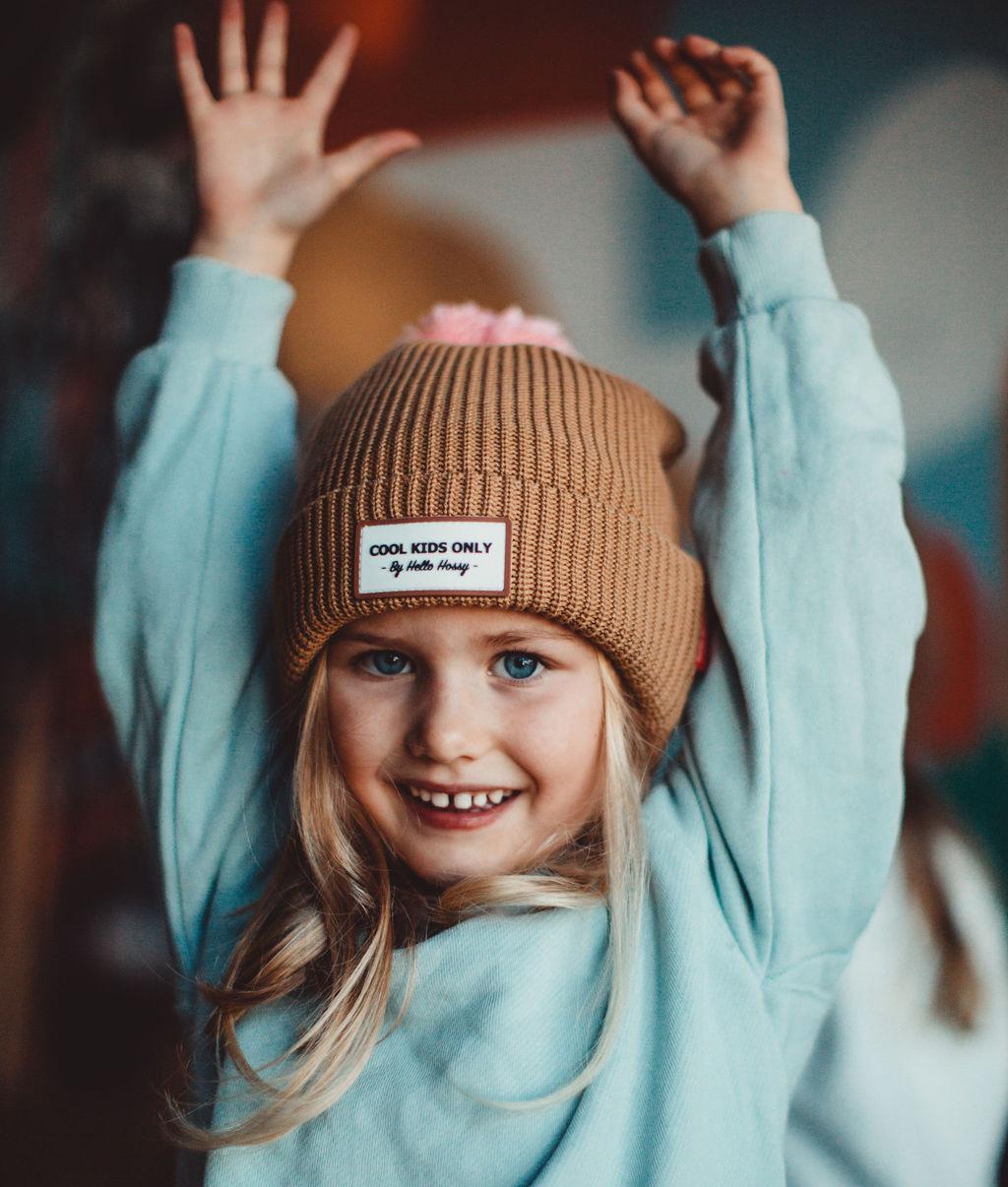 Menina com gorro de malha Color Block Macaroon - vista de frente - Hello Hossy