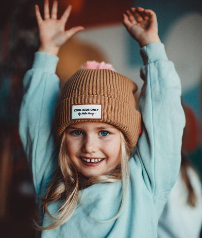 Menina com gorro de malha Color Block Macaroon - vista de frente - Hello Hossy