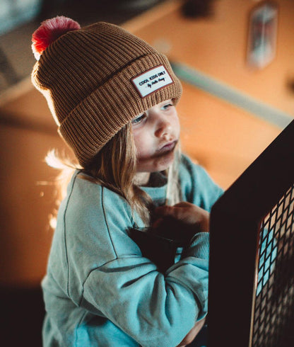 Menina a usar o gorro com pompom Color Block Macaroon – foto lifestyle – Hello Hossy