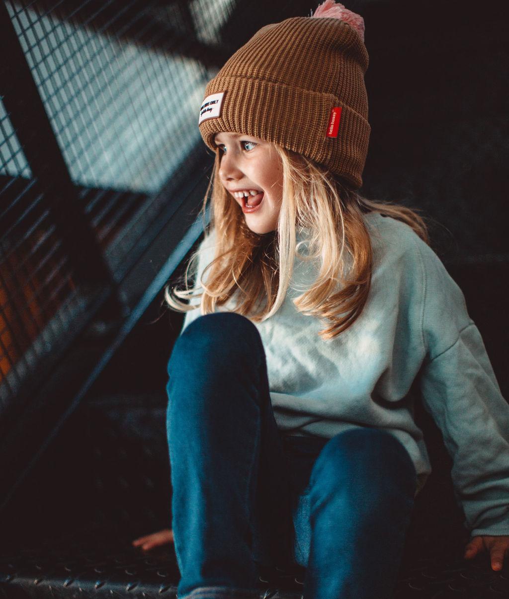 Gorro de malha liso Color Block Macaroon usado por uma menina – vista lateral – Hello Hossy