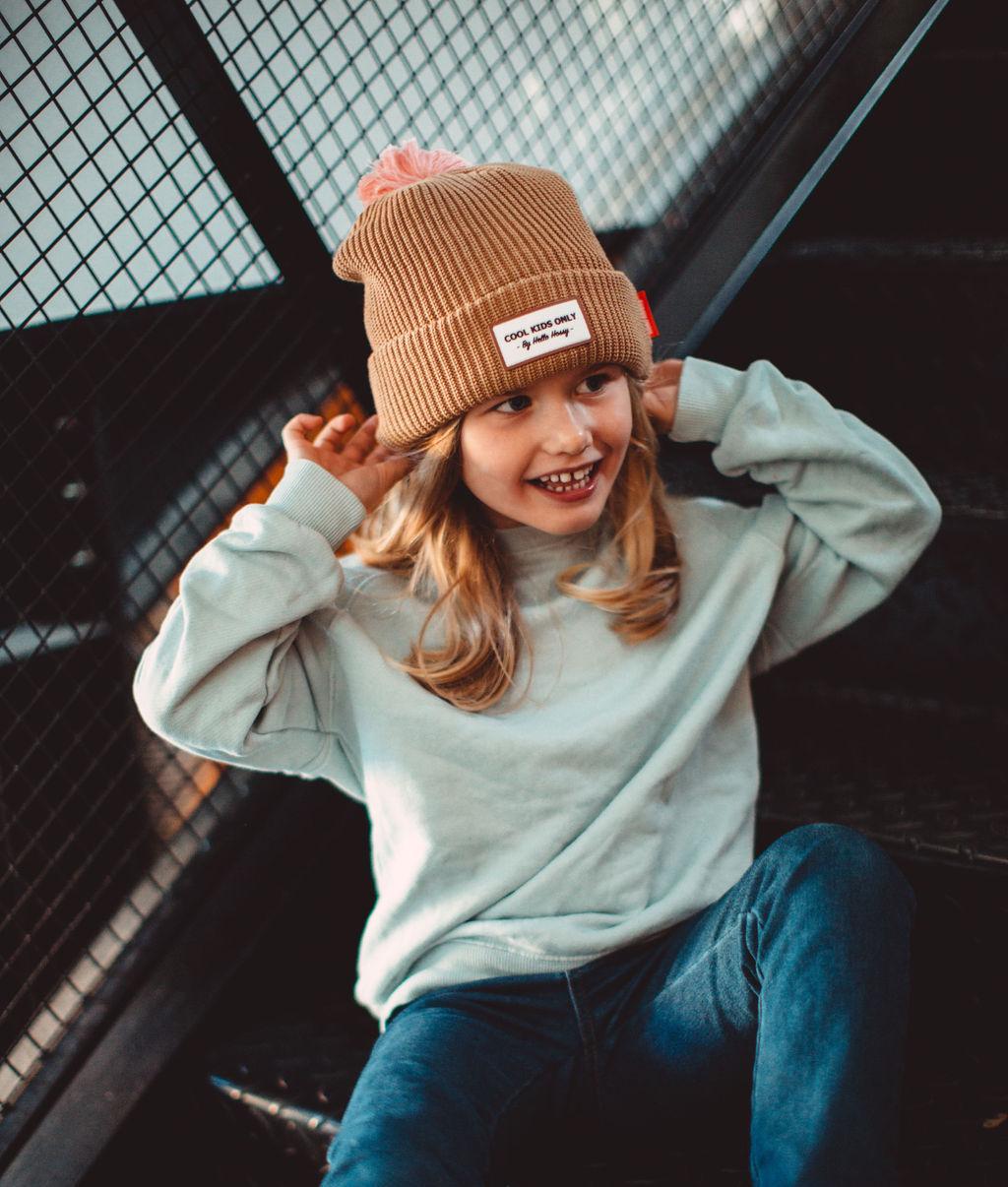 Menina com gorro com pompom Color Block Macaroon – look descontraído – Hello Hossy