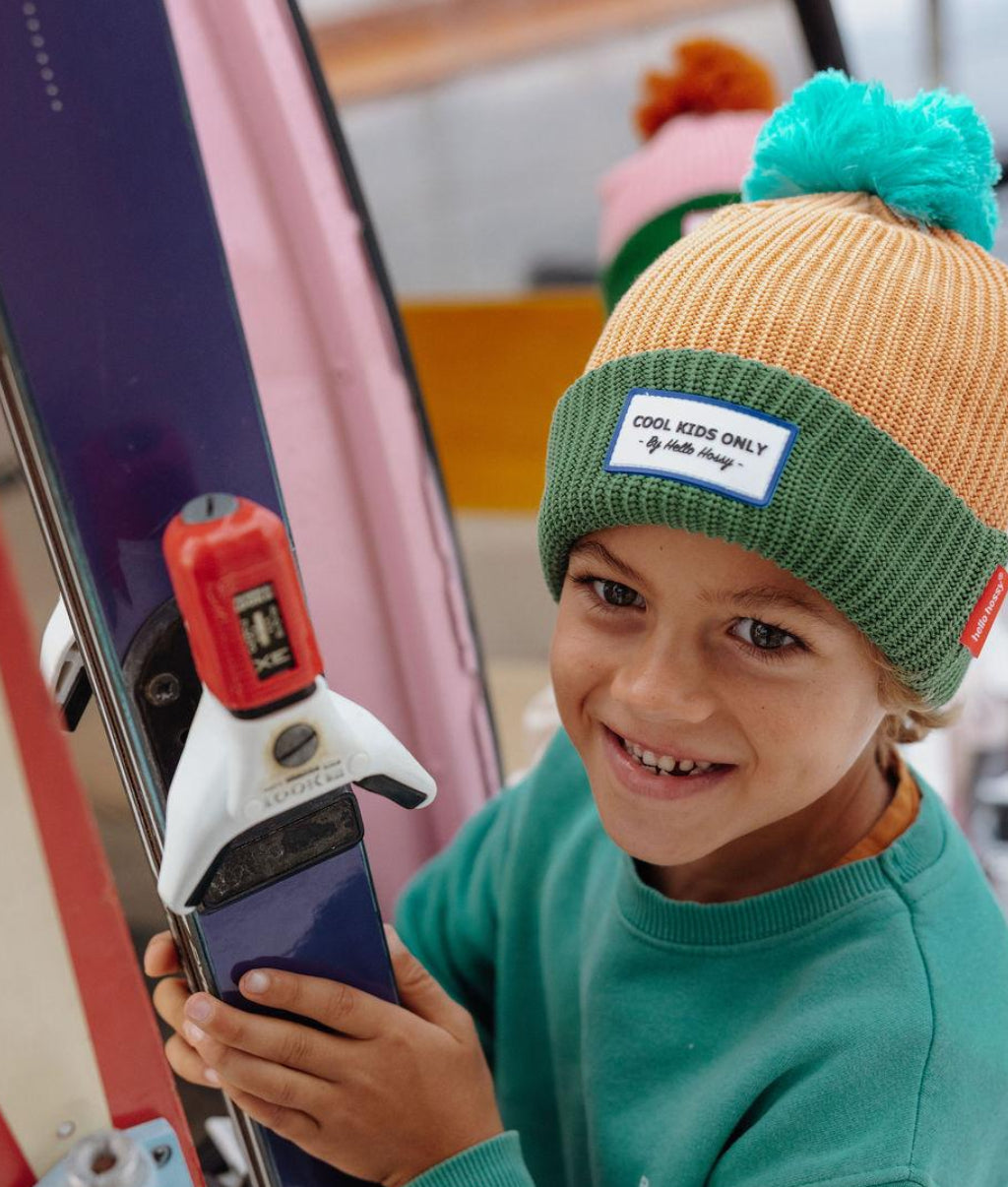 Gorro infantil Camel verde com pompom azul Cool Kids Only Hello Hossy