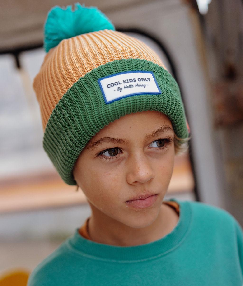 Gorro para criança Camel e verde, pompom, etiqueta bordada, Cool Kids Hello Hossy