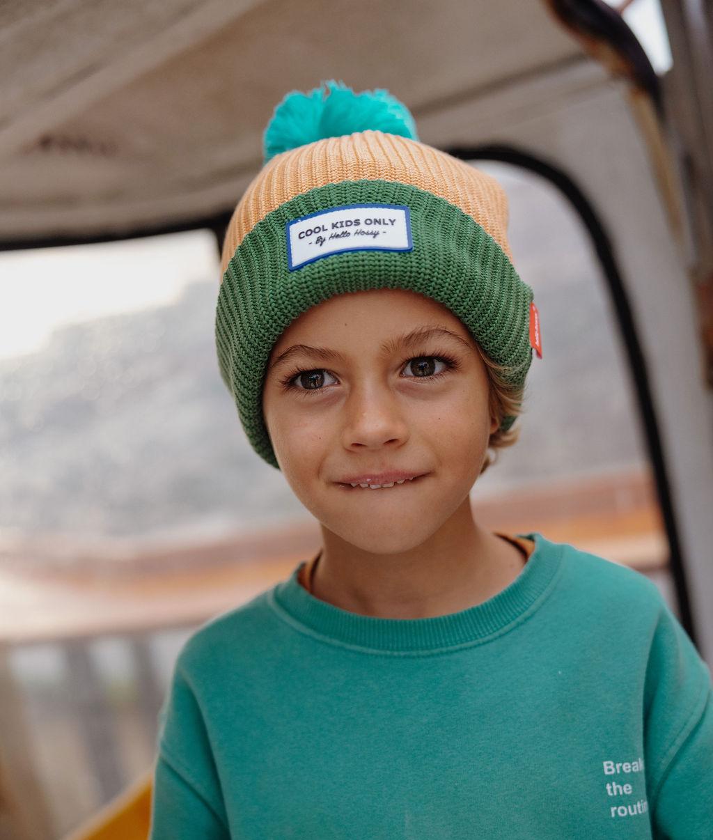 Gorro infantil Camel e verde, pompom azul, etiqueta bordada, Hello Hossy