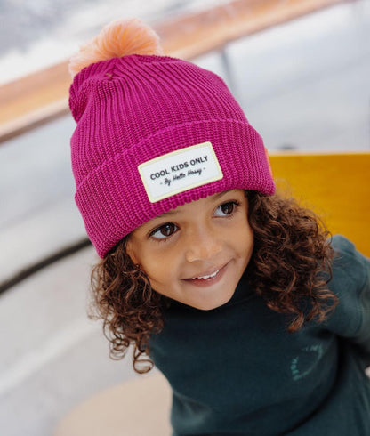 Gorro infantil violeta com pompom e etiqueta bordada Hello Hossy