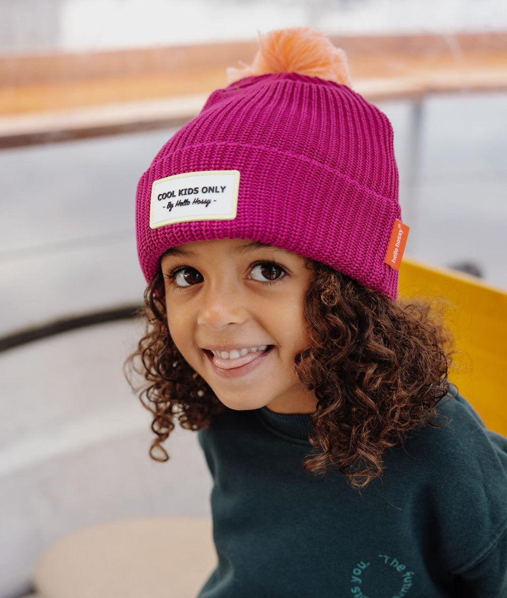 Gorro infantil violeta com pompom e etiqueta bordada Hello Hossy