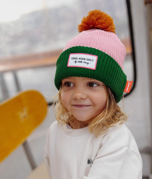 Gorro infantil rosa e verde com pompom e etiqueta bordada Hello Hossy