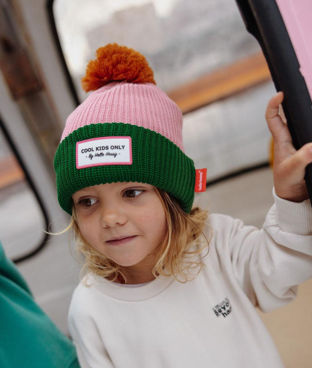 Gorro infantil bicolor rosa e verde com pompom e etiqueta bordada, Hello Hossy