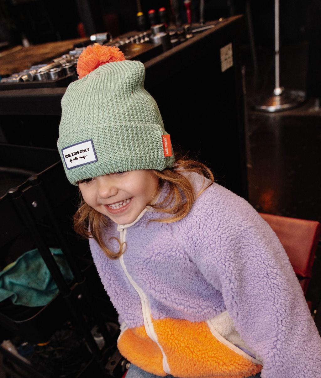Menina com gorro com pompom Color Block Santa – look descontraído – Hello Hossy