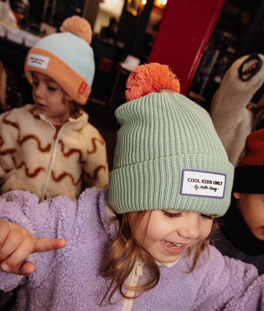 Menina a usar o gorro com pompom Color Block Santa – foto lifestyle – Hello Hossy