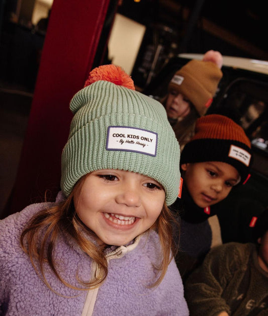 Gorro de malha verde-água liso Color Block Santa usado por uma menina – vista de frente – Hello Hossy