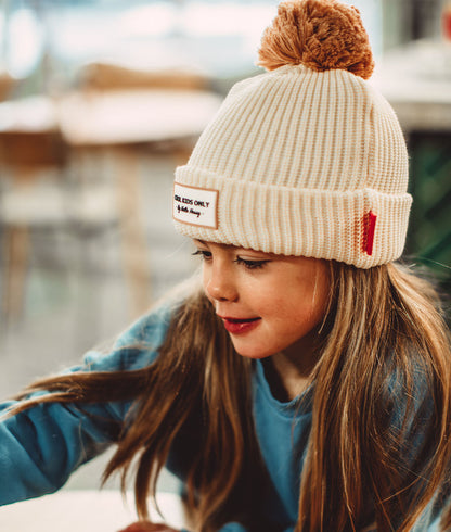 Gorro infantil Color Block Sandy, com pompom, forro polar, algodão orgânico, desde os 9 meses, Cool Kids Only!
