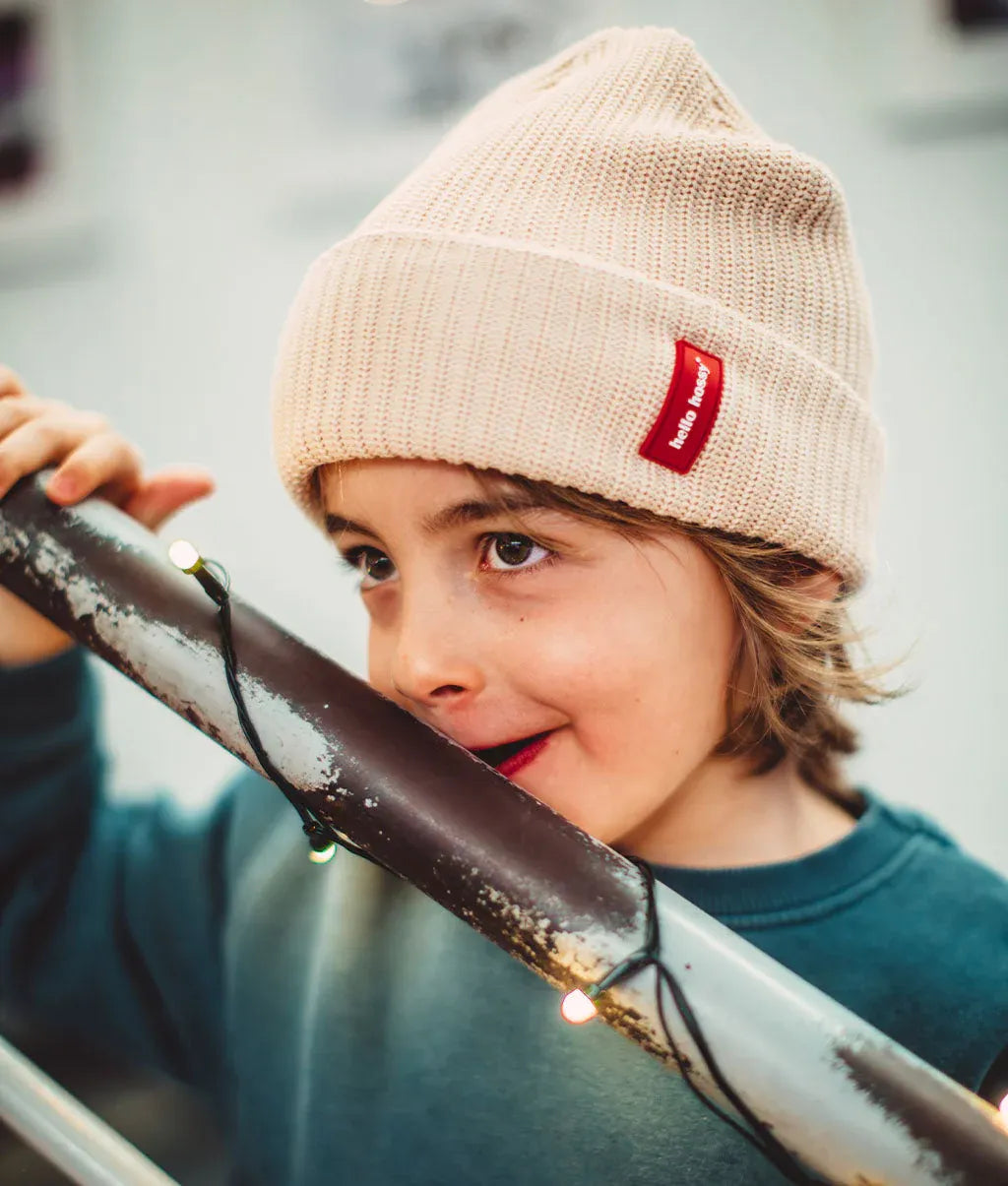 Criança a usar o gorro de malha Flow Creamy – vista de 3/4 – Hello Hossy