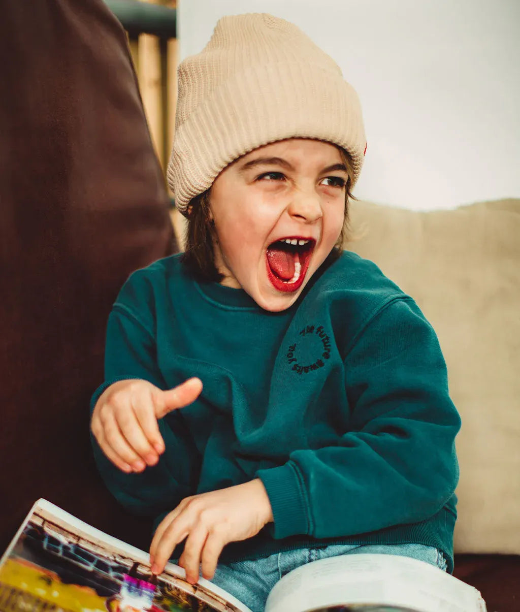 Menino a usar o gorro liso Flow Creamy – foto lifestyle – Hello Hossy