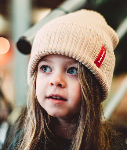 Gorro em malha Flow Creamy usado por uma rapariga – vista de 3/4 – Hello Hossy