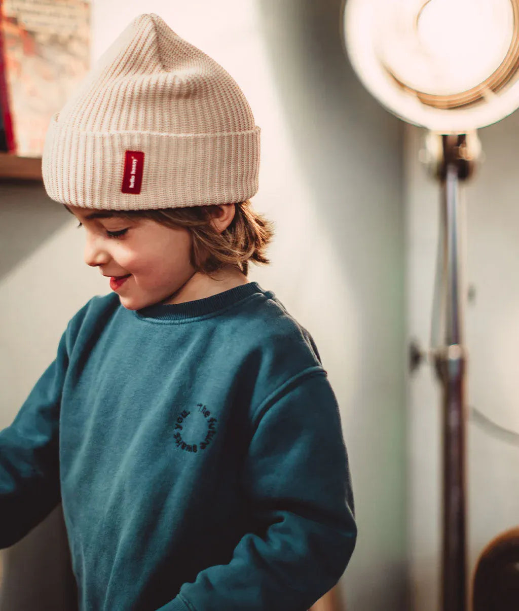 Gorro em malha Flow Creamy usado por um rapaz – vista de perfil – foto lifestyle – Hello Hossy