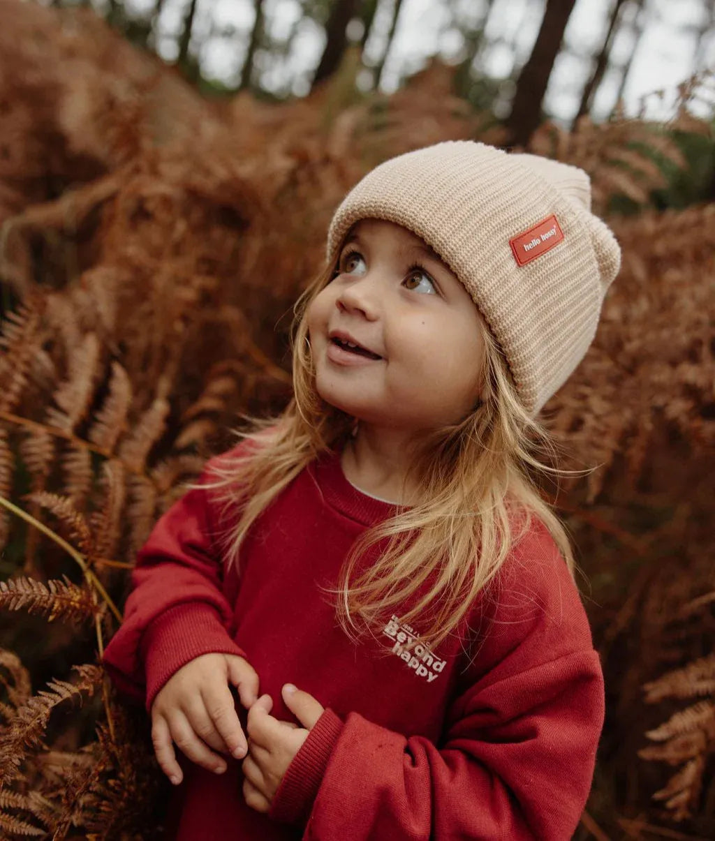 Menina a usar o gorro de malha Flow Creamy - foto lifestyle - Hello Hossy