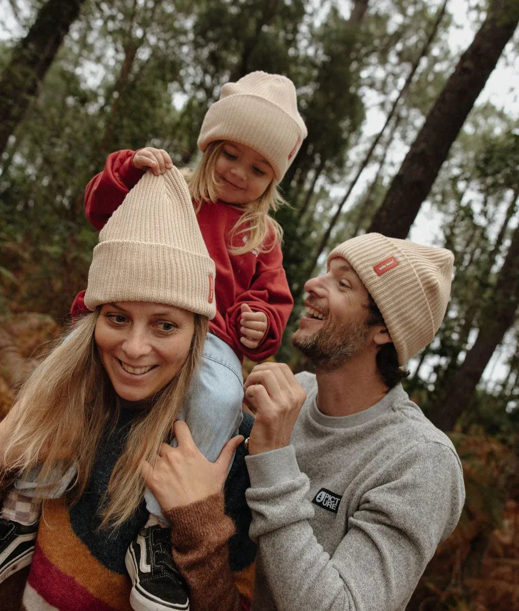 Família a usar o gorro de malha lisa Flow Creamy - foto lifestyle - Hello Hossy