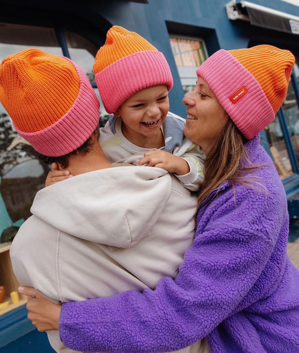 Trio de pai, mãe e criança com gorro de malha bicolor Flow Indie - foto lifestyle - Hello Hossy
