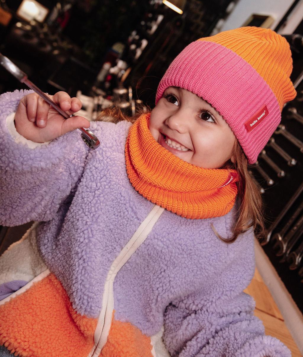 Gorro de malha Flow Indie usado por uma menina – vista de 3/4 – Hello Hossy
