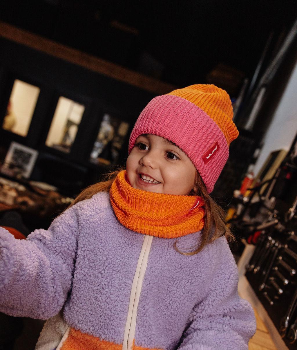 Criança a usar o gorro de malha bicolor Flow Indie - foto lifestyle - Hello Hossy