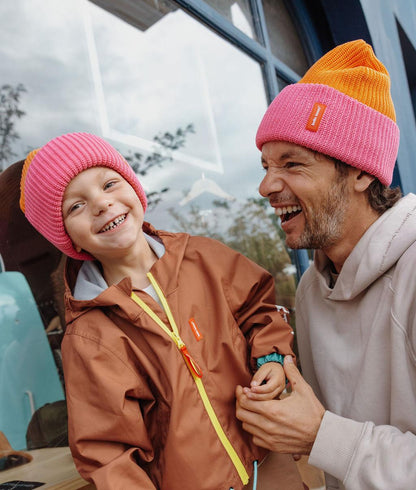 Duo pai-filho sorridente a usar o gorro de malha Flow Indie - foto lifestyle - Hello Hossy