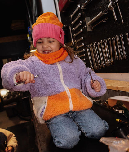 Menina a usar o gorro de malha Flow Indie - fotografia lifestyle - Hello Hossy