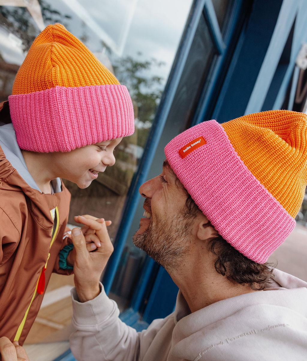 Gorro de malha bicolor Flow Indie usado por um pai e o seu filho - vista de perfil - Hello Hossy