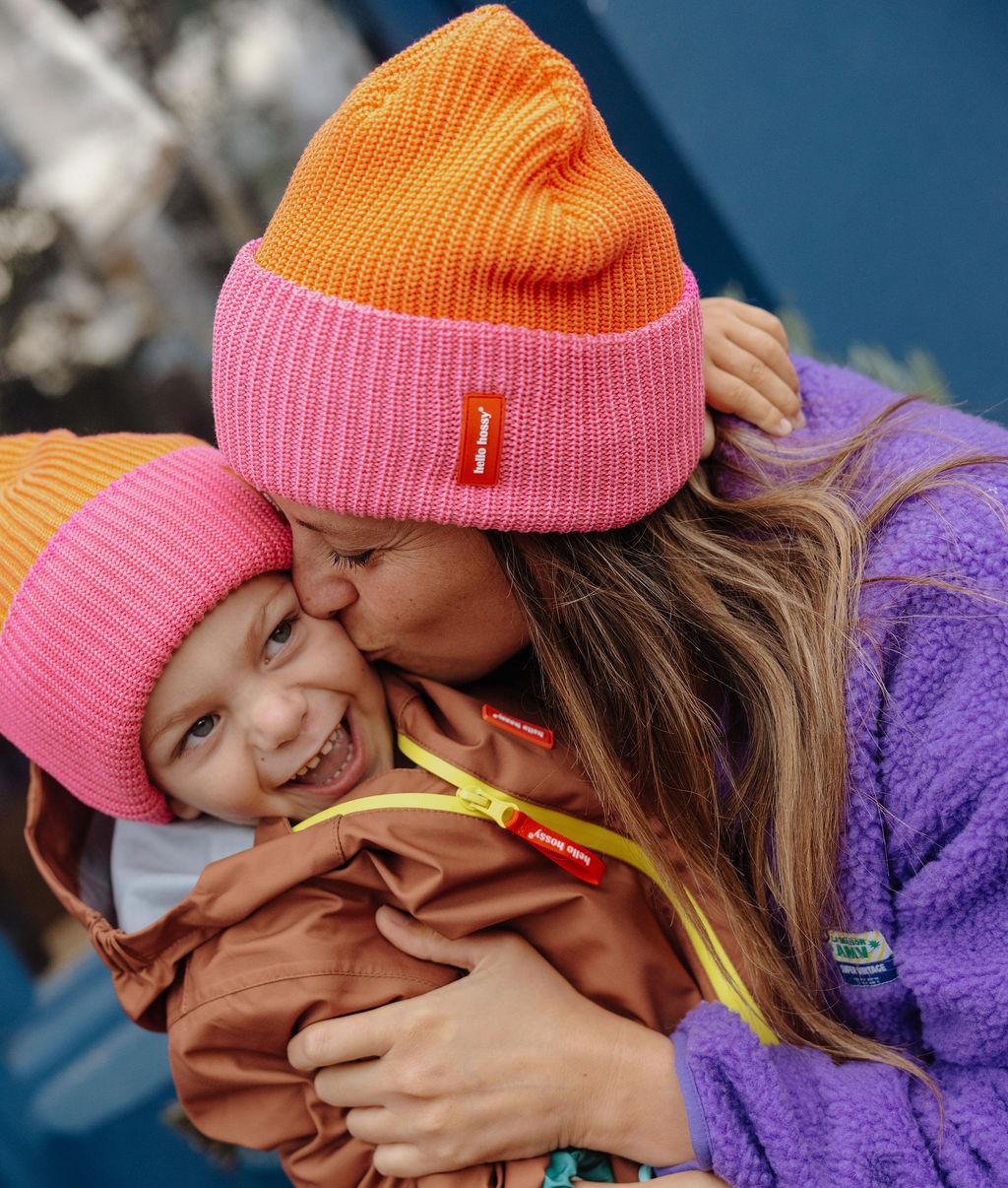 Gorro em malha bicolor Flow Indie usado em duo por uma mãe a beijar o filho - foto lifestyle - Hello Hossy