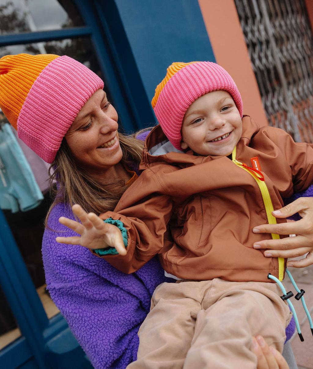 Duo mãe-filho a usar o gorro urbano e colorido Flow Indie - foto lifestyle - Hello Hossy