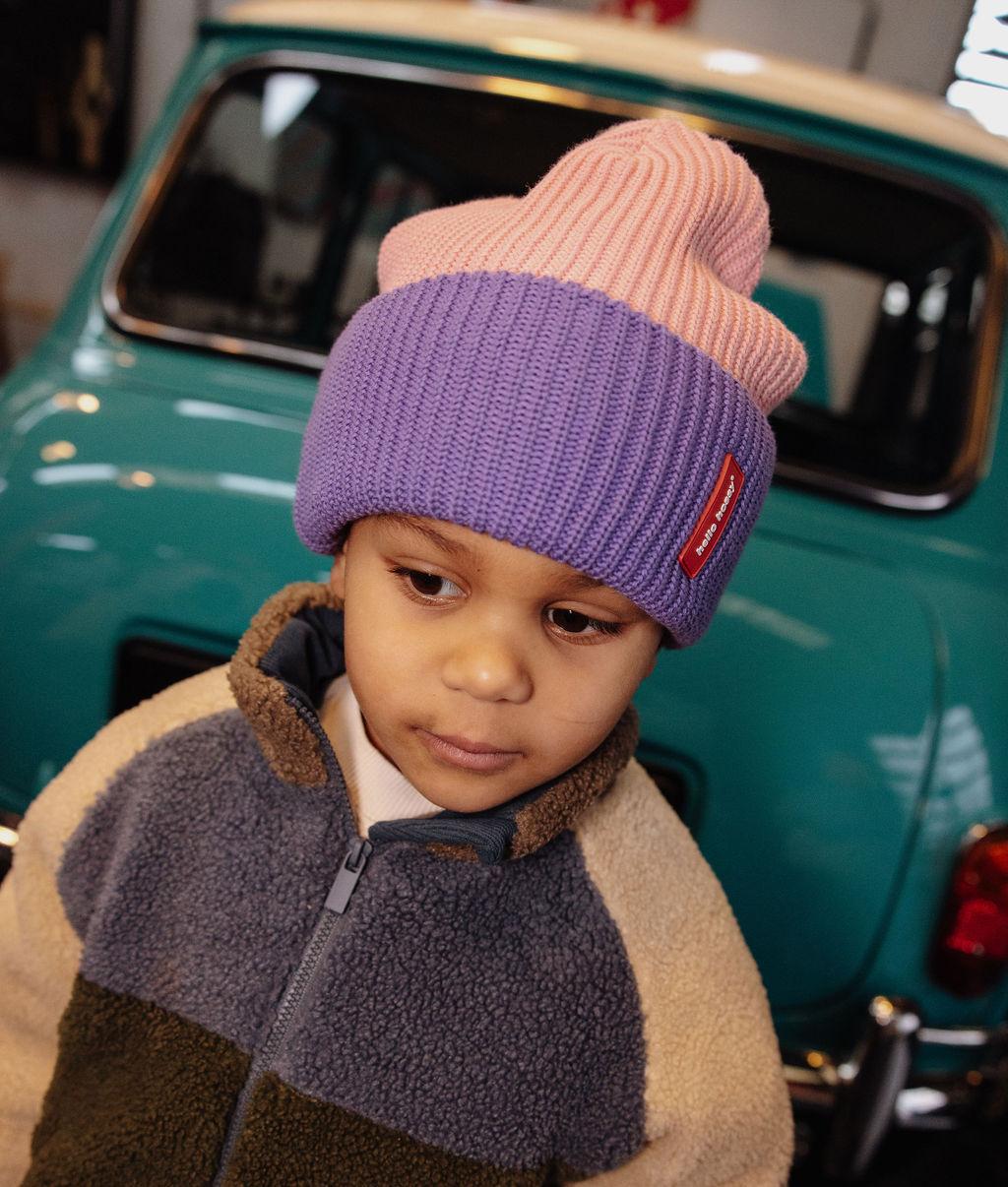 Gorro de malha Flow Maya usado por um rapaz – vista de frente – Hello Hossy
