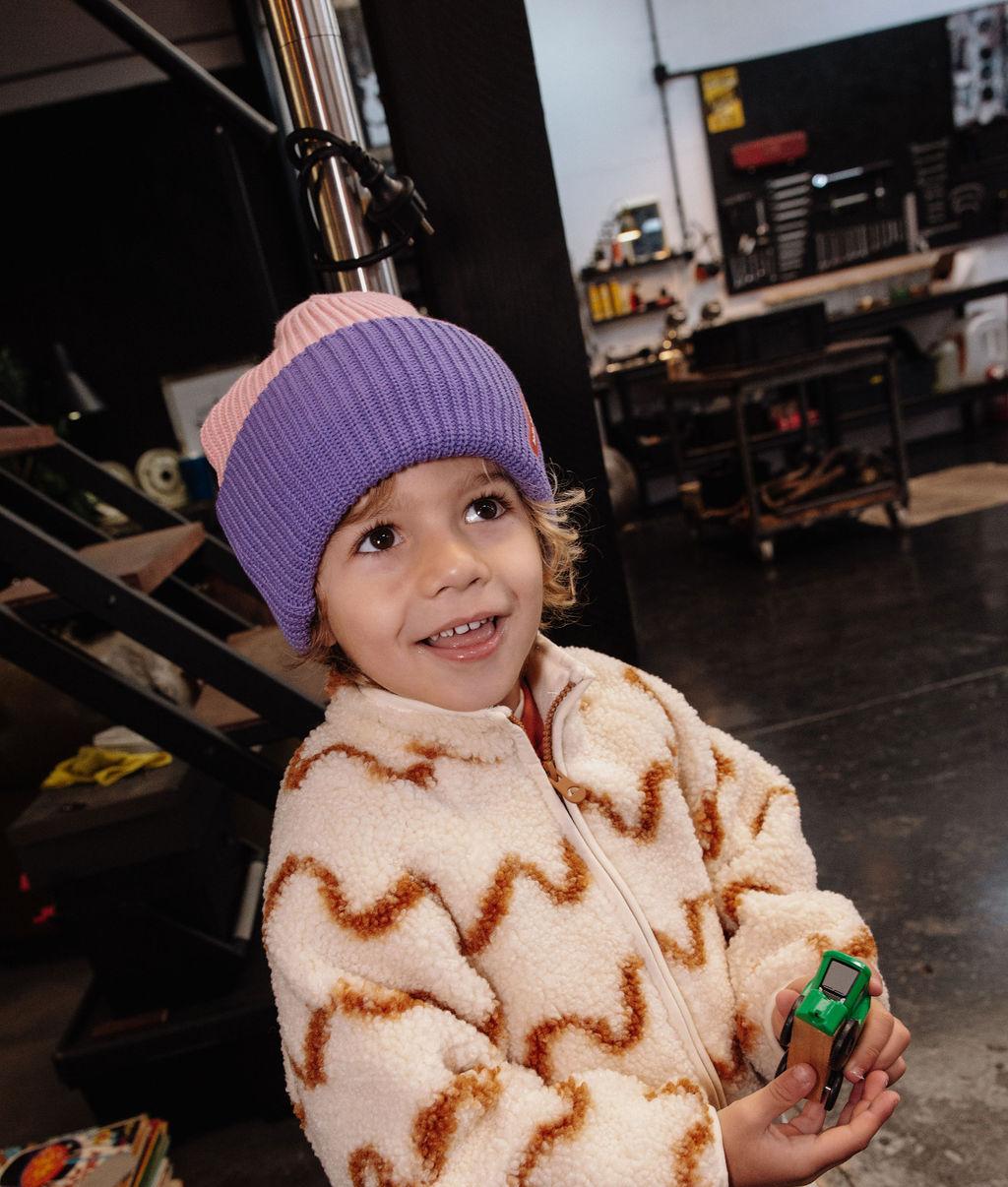 Menino a usar o gorro bicolor Flow Maya – vista de 3/4 – Hello Hossy