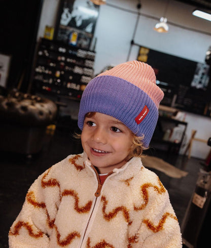 Gorro de malha bicolor Flow Maya usado por um menino – foto lifestyle – Hello Hossy