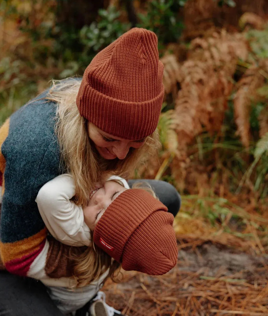 Duo mãe-criança a usar o gorro de malha Flow Nut - foto lifestyle - Hello Hossy