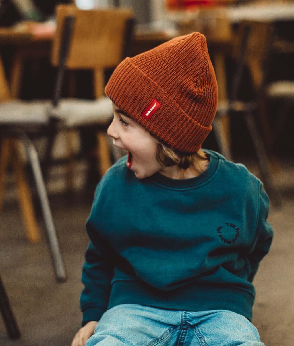Rapaz a usar o gorro liso Flow Nut – vista de perfil – Hello Hossy