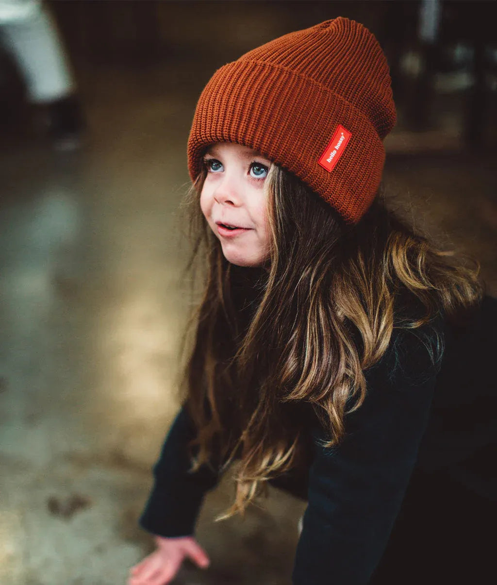 Criança a usar o gorro de malha Flow Nut – vista de 3/4 – Hello Hossy