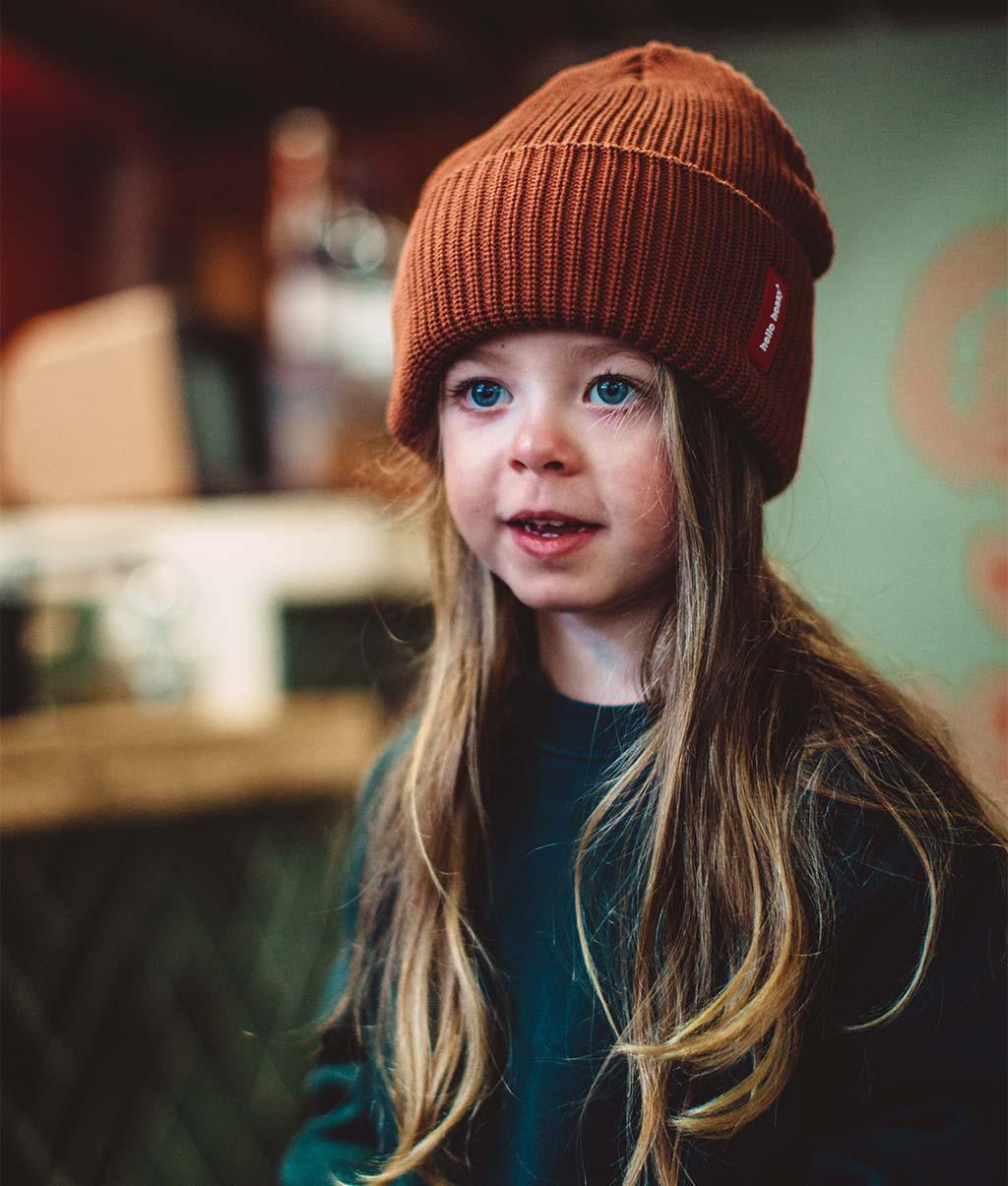 Gorro de malha Flow Nut usado por uma rapariga – vista de 3/4 – Hello Hossy