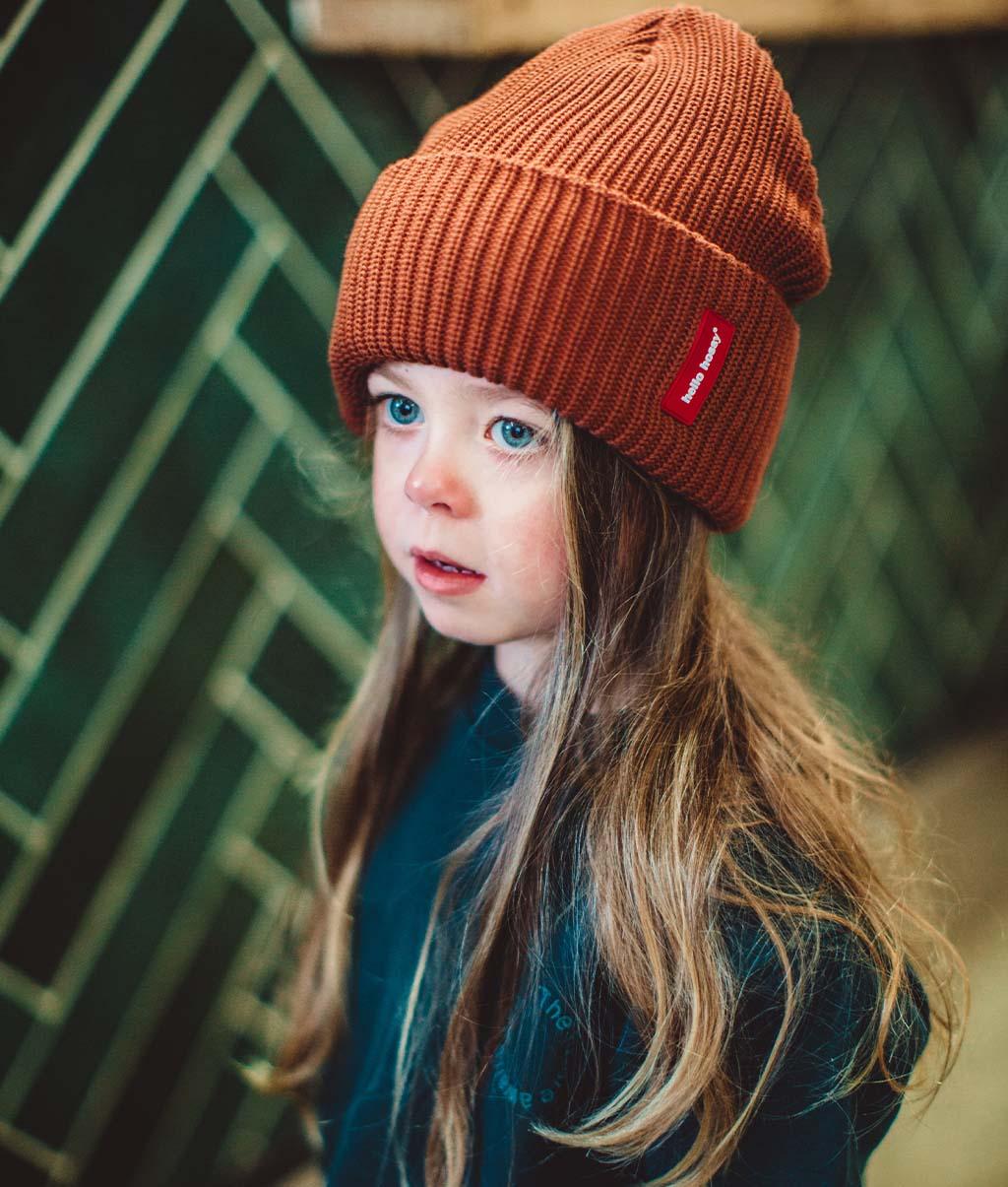 Menina a usar o gorro de malha Flow Nut - foto lifestyle - Hello Hossy