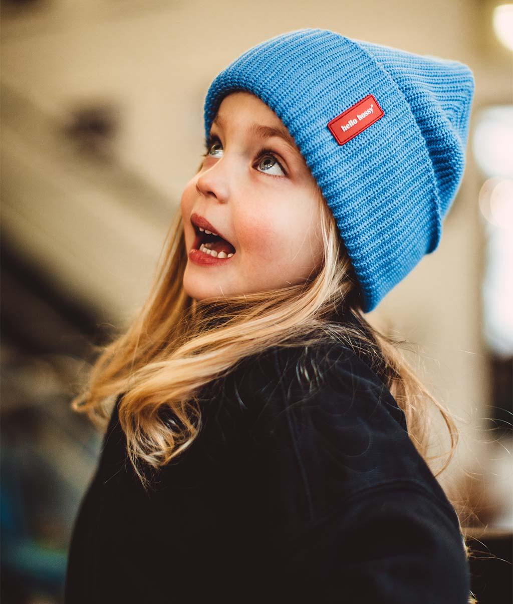 Menina a usar o gorro de malha Flow Ocean - foto lifestyle - Hello Hossy