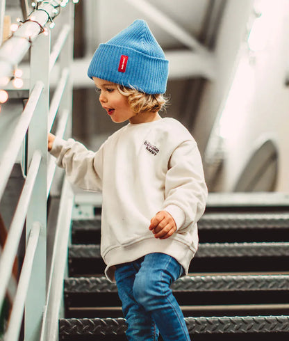 Rapariga a usar o gorro de malha liso Flow Ocean - vista de perfil - Hello Hossy