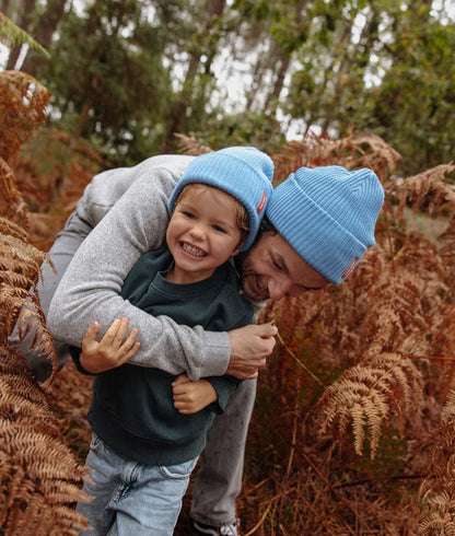 Duo pai-filho com o gorro liso Flow Ocean – look descontraído – Hello Hossy