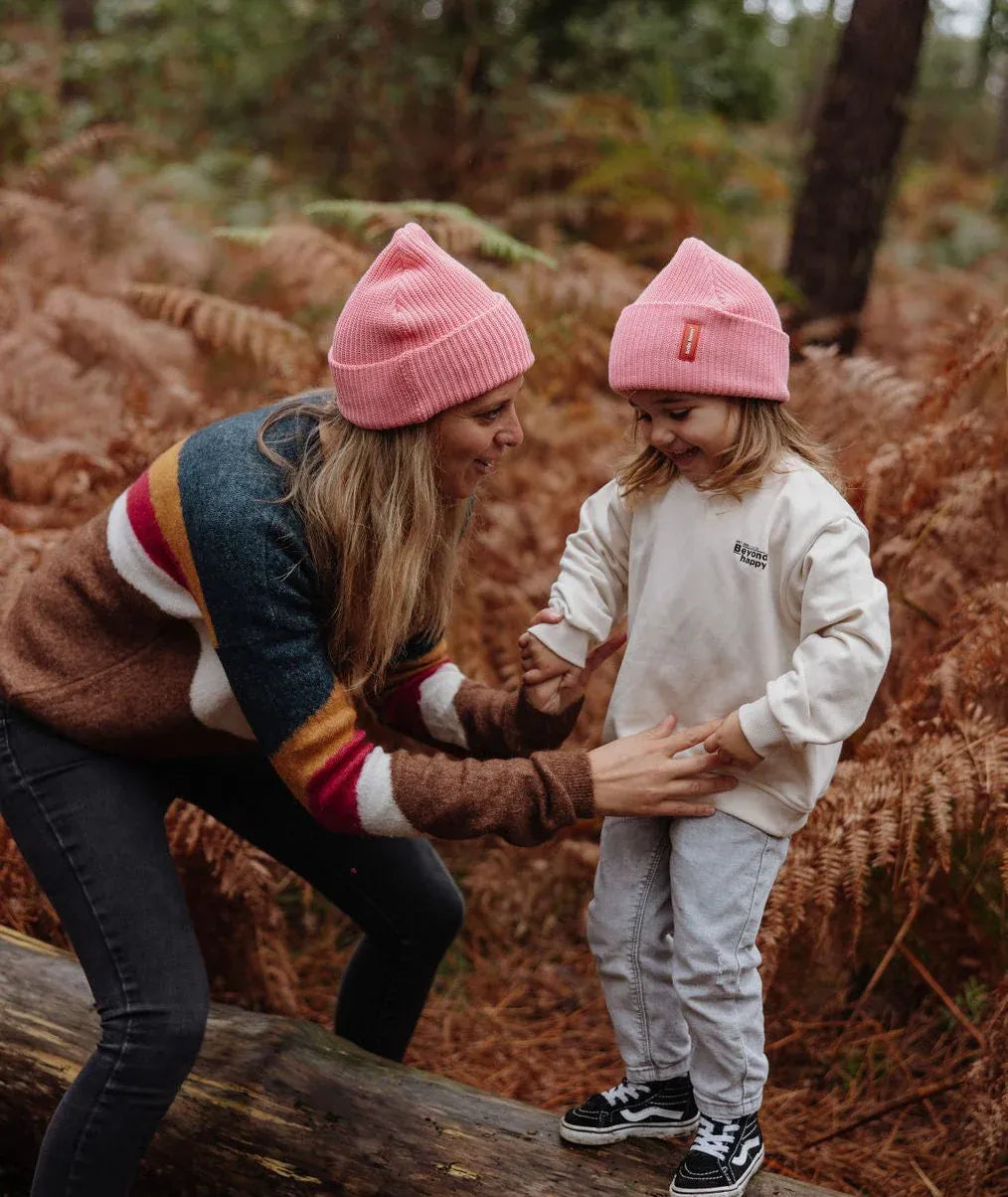 Mãe e filha com o gorro de malha liso Flow Pink - foto lifestyle - Hello Hossy